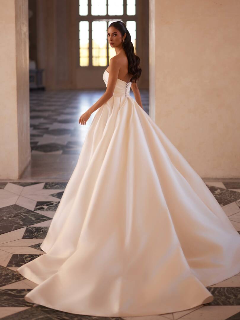 4-elizabeth-modern-couture-wedding-dress-a-line-leg-slit-sculpted-sweetheart-corset-bodice-bridal-gown-dominiss-couture-arcana-dominii-10113207